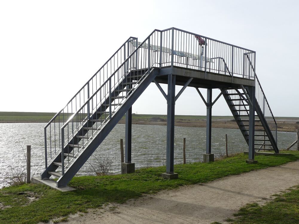 Een stalen uitzichtpunt met trap aan het water bij Ouwerkerk